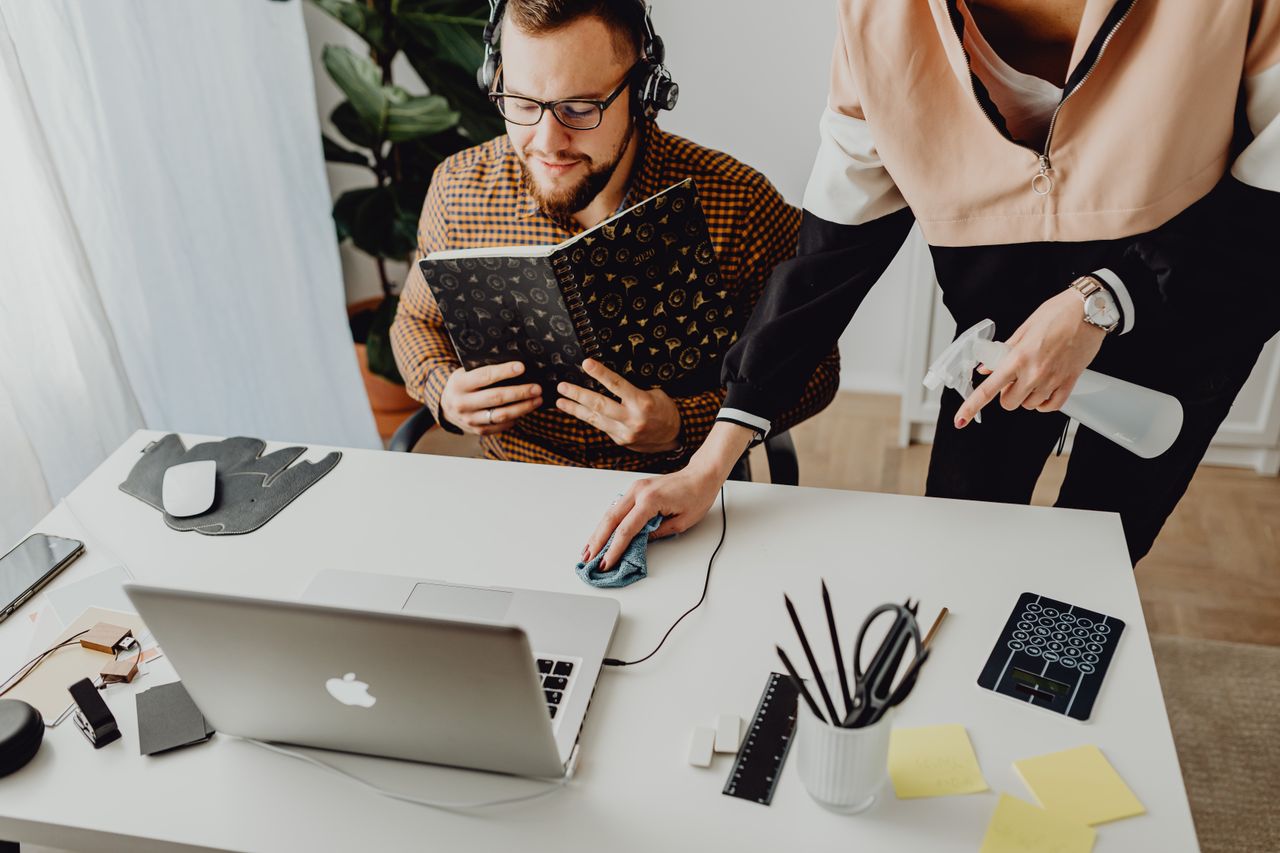 Des collègues échangent dans un bureau contemporain, où la technologie se mêle à l’hygiène au travail.